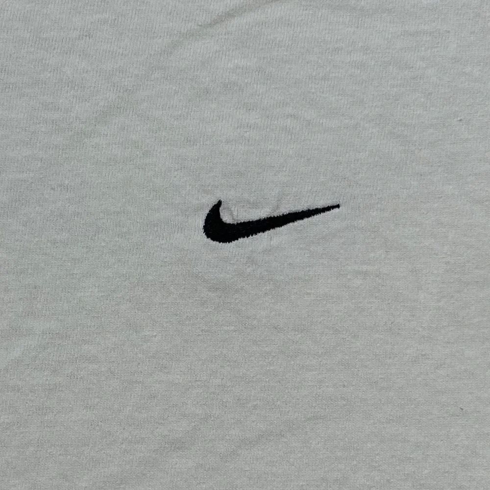 Nike T Shirt XL Mens White Sportswear Embroidered Swoosh Logo‎ Tee